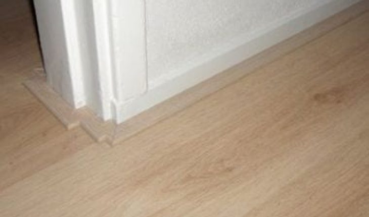 Specialist Verfijning Perforatie 2023 | Hoe plaats ik plinten op mijn vloer? • MijnKluswijzer.nl